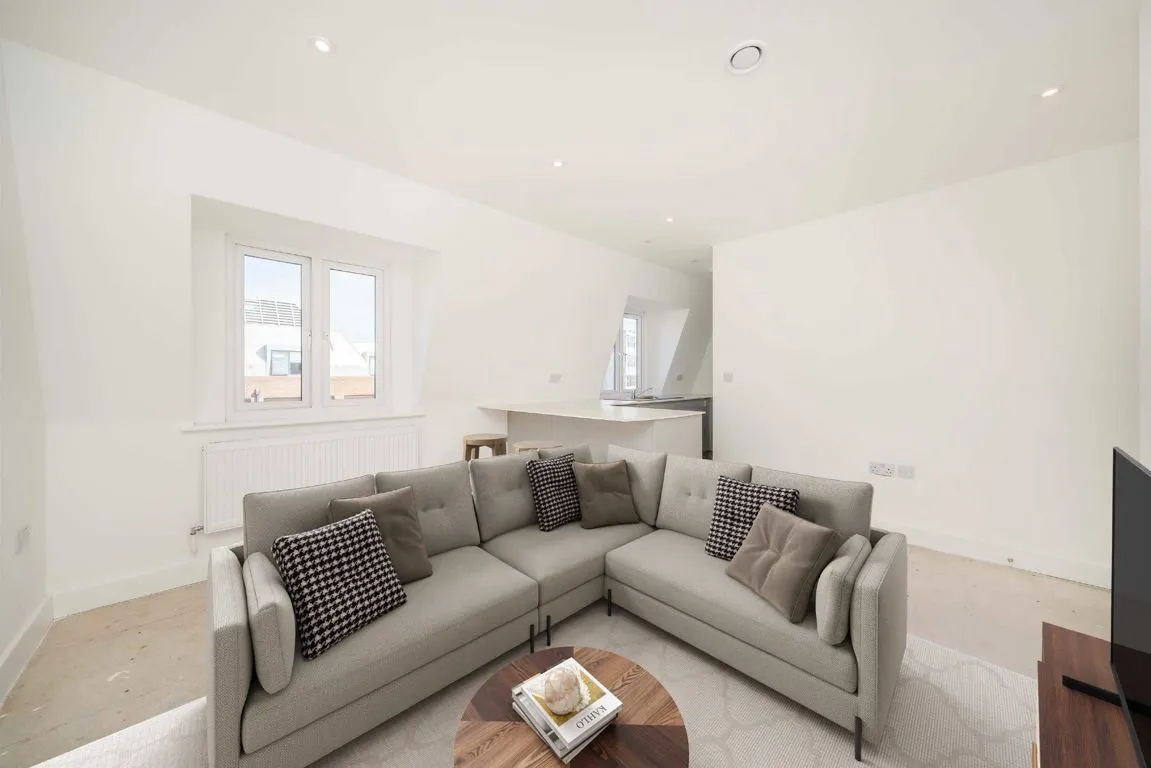 2 bed flat for sale, London Road, KT2