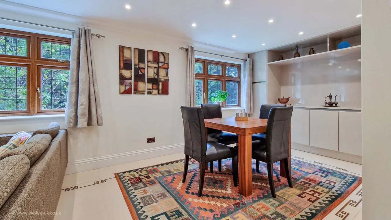Woodlands Close, Gerrards Cross, Buckinghamshire, SL9 8DQ, photo 5