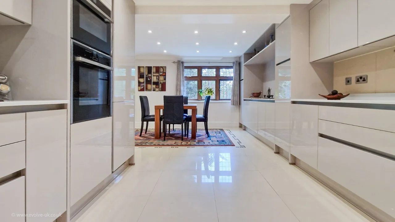 Woodlands Close, Gerrards Cross, Buckinghamshire, SL9 8DQ, photo 3