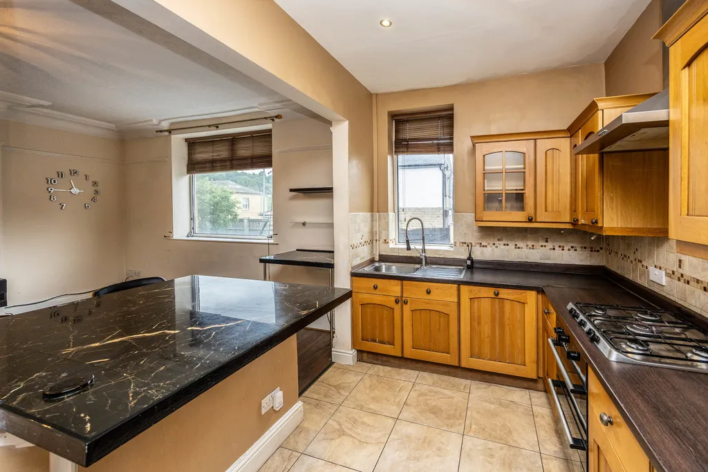 Springdale Avenue, Huddersfield, photo 5