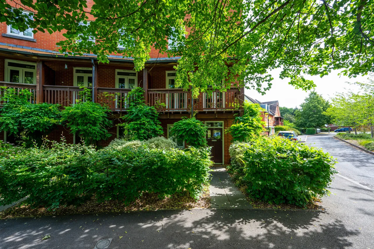 4 bed house for sale — 10 Henderson Avenue, Queen Elizabeth Park, Guildford