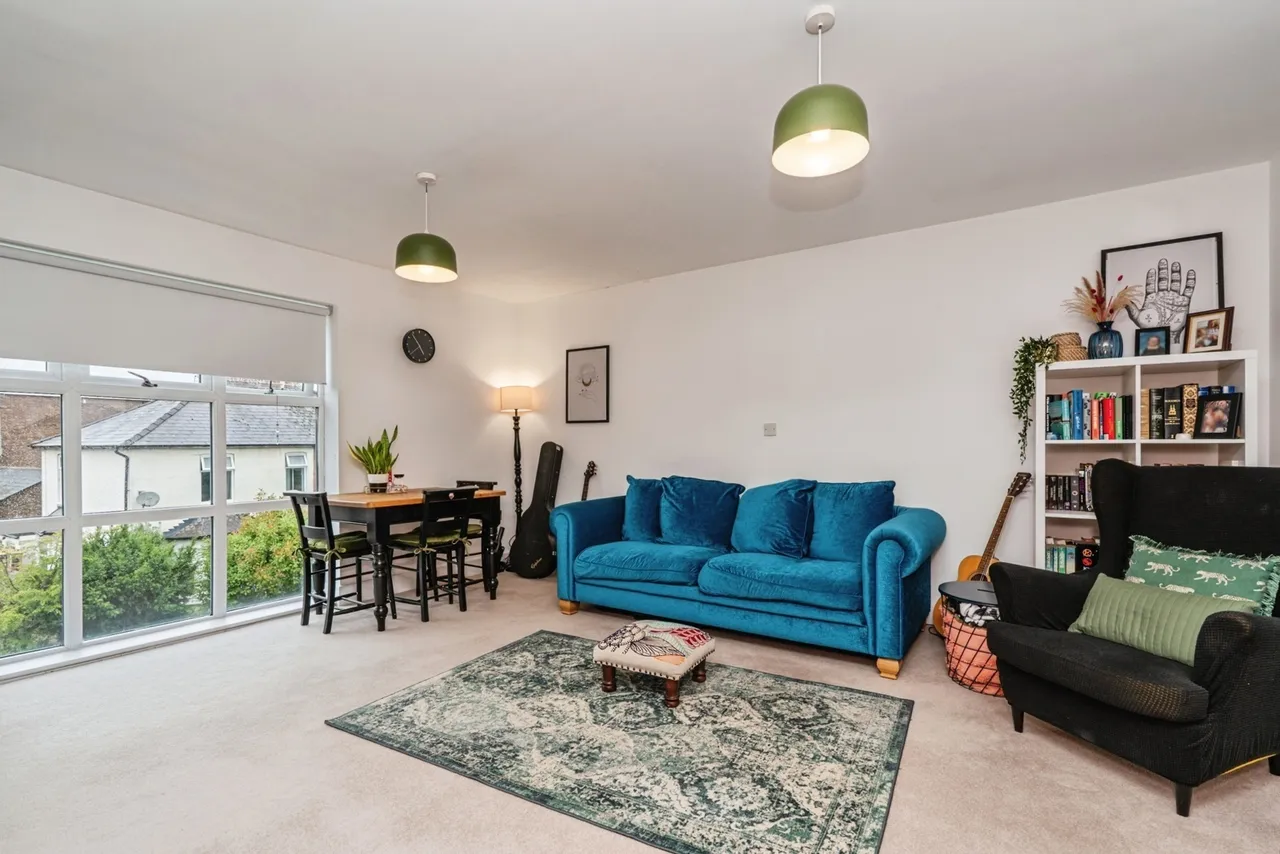 2 bed flat for sale, High Street, Addlestone, KT15