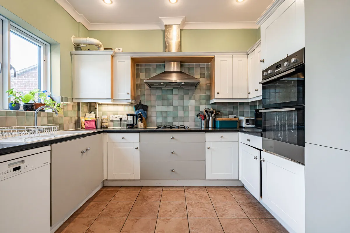 Plater Drive, Walton Manor, photo 4
