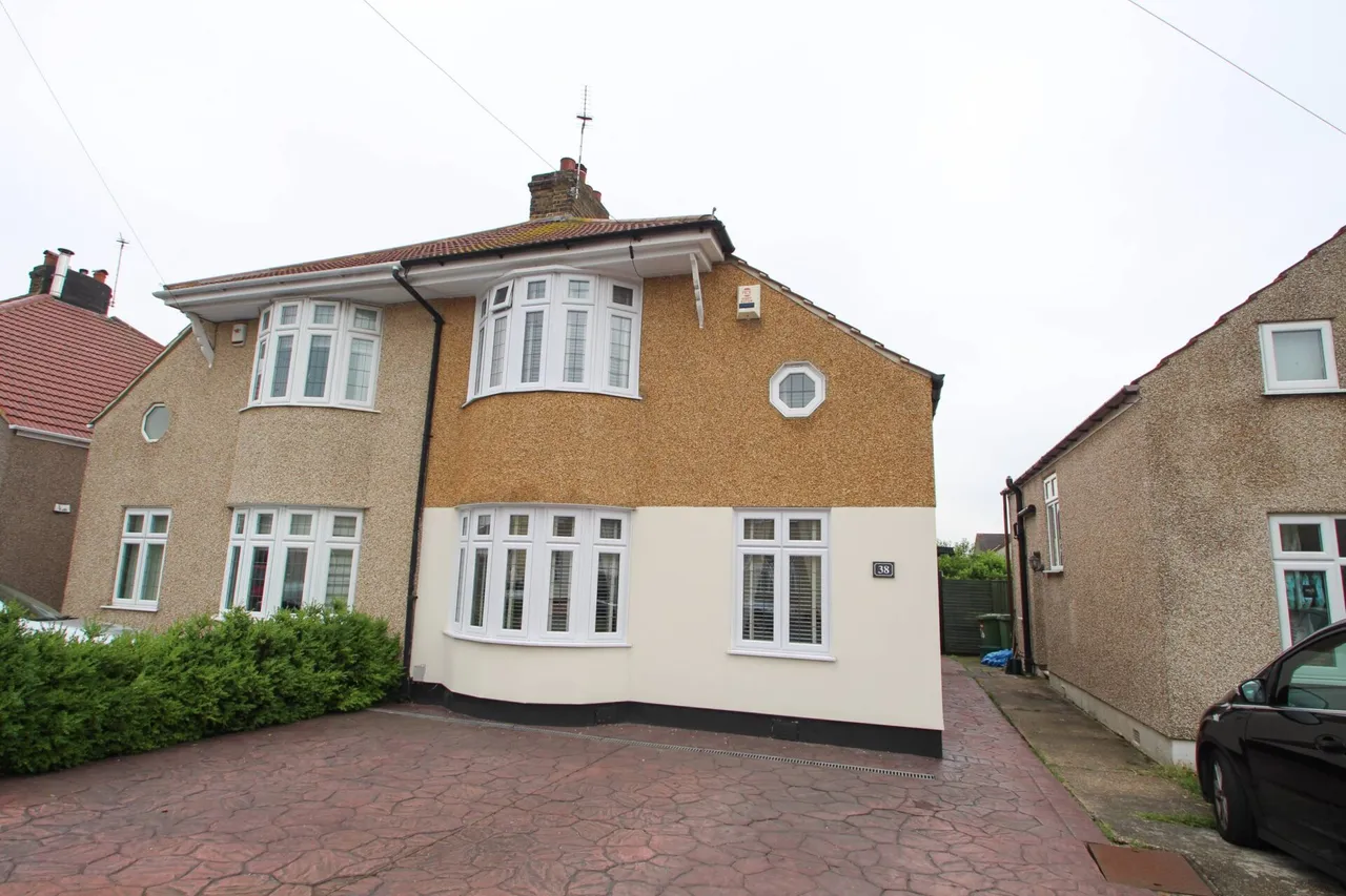 4 bed house for sale — Clifton Road, Welling