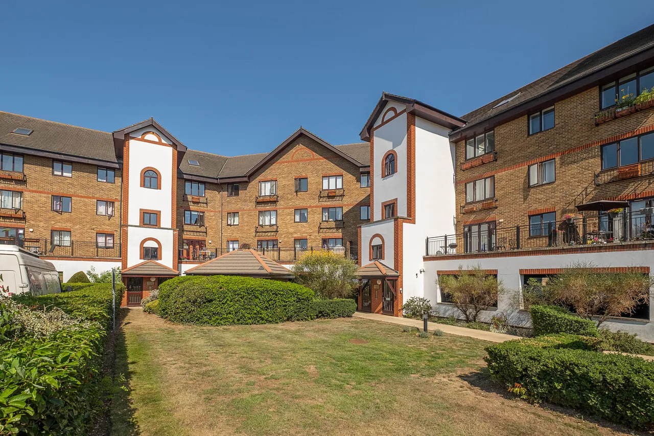 1 bed flat for sale — Sopwith Way, Kingston Upon Thames, KT2