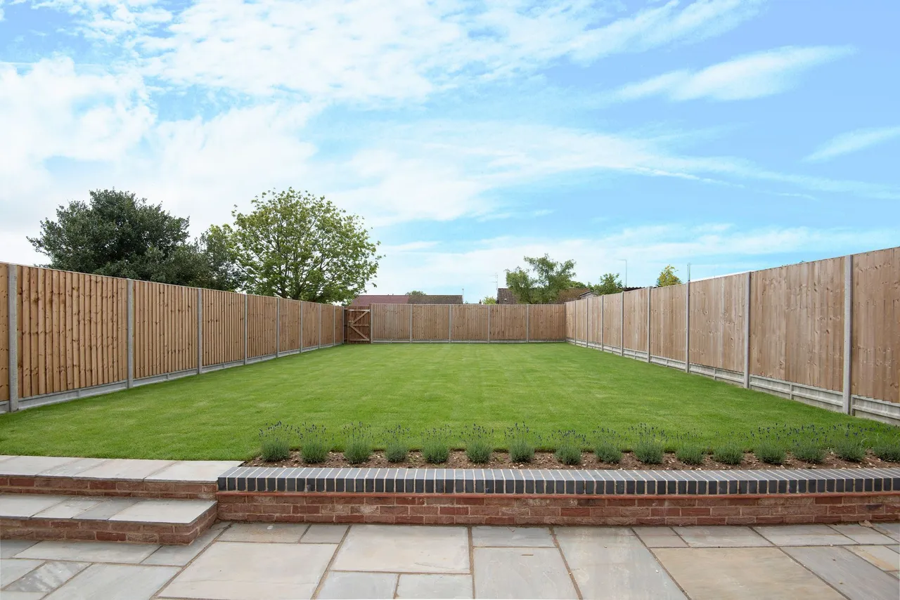 Beautifully Presented Brick and Flint, photo 11