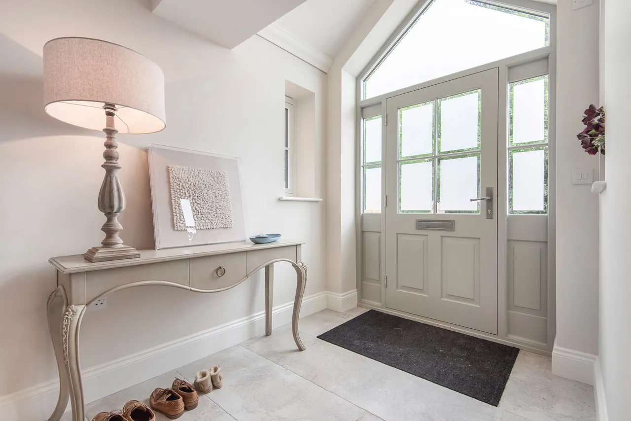 Beautifully Presented Brick and Flint, photo 12