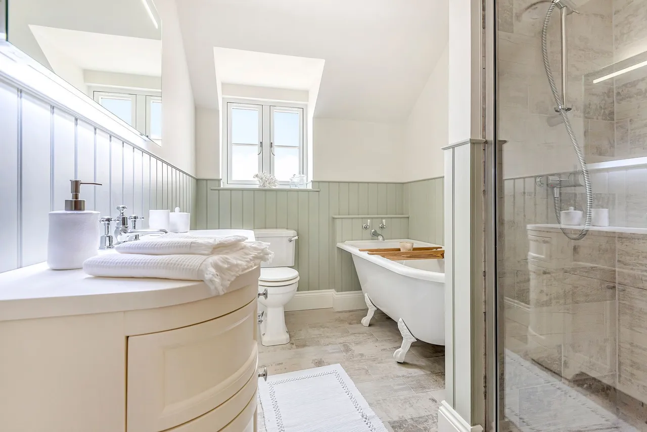 Beautifully Presented Brick and Flint, photo 10