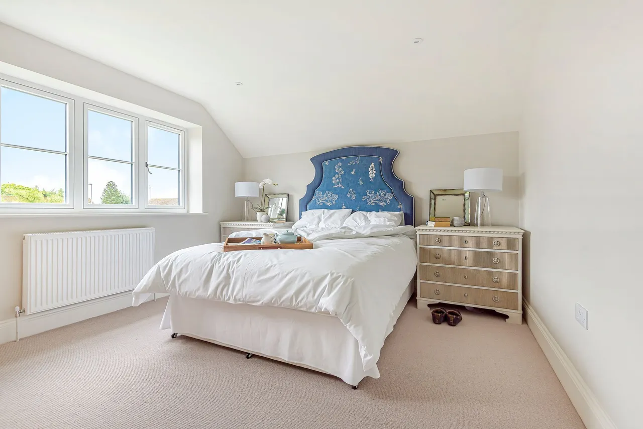 Beautifully Presented Brick and Flint, photo 14