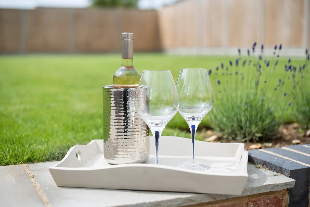 Beautifully Presented Brick and Flint, photo 16