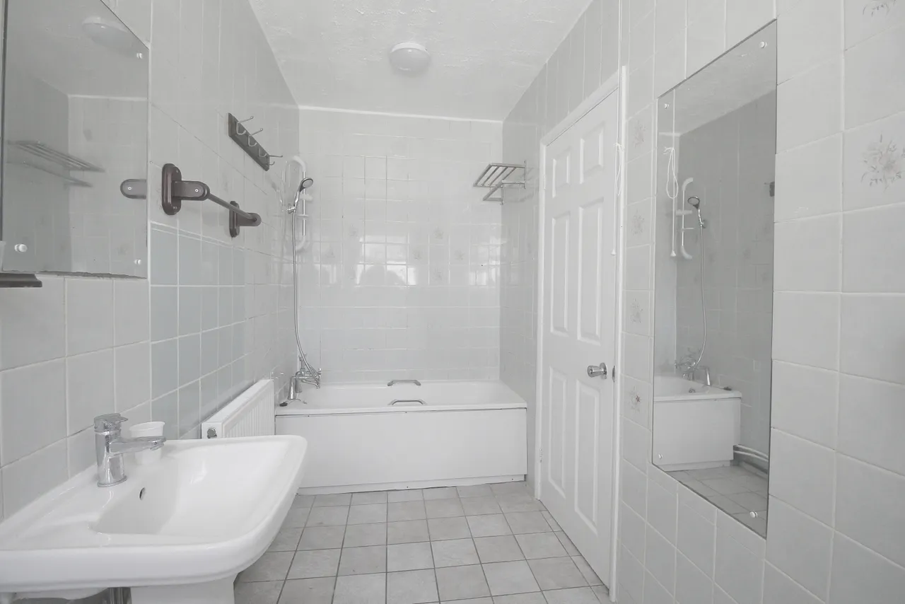 Martindale Road, TW4, photo 4