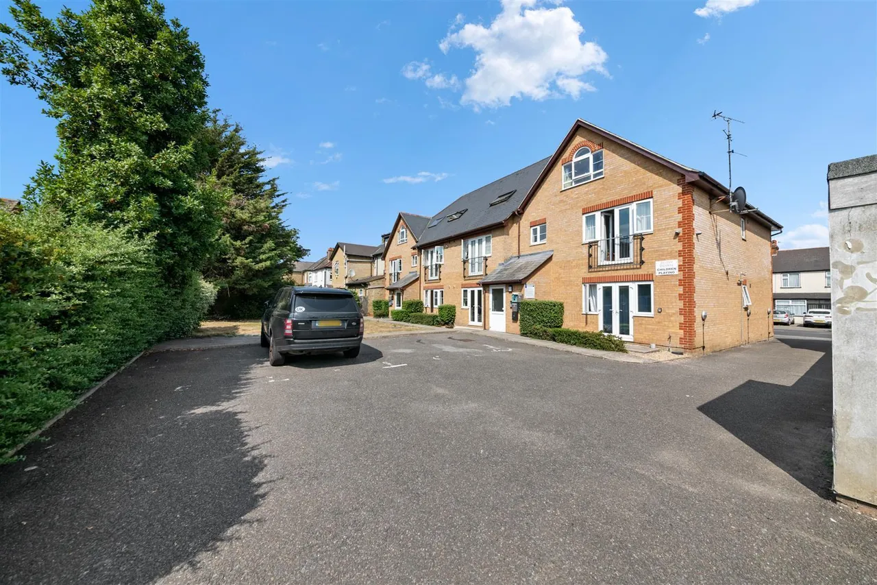 Dawley Road, Hayes, photo 13