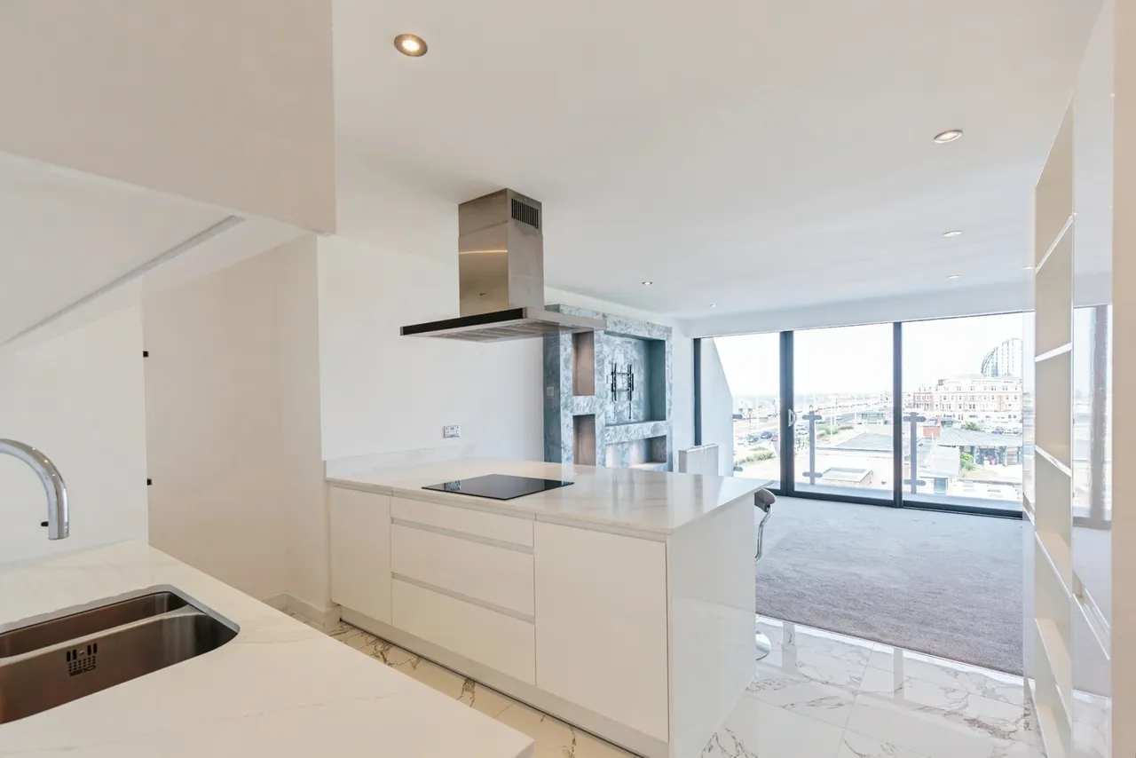 New South Promenade, Blackpool, FY4, photo 3