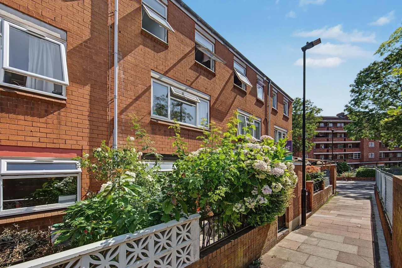 3 bed flat for sale — Hayling Close, London, N16
