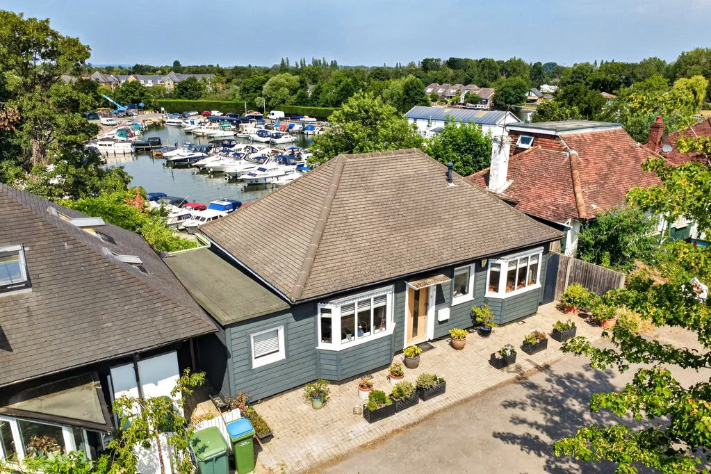 2 bed house for sale — The Ridgeway, Walton-On-Thames KT12 1BH