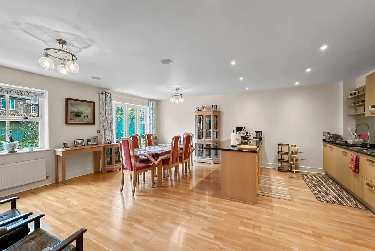 Charlotte Place, Hale, Cheshire WA15 8WR, photo 2