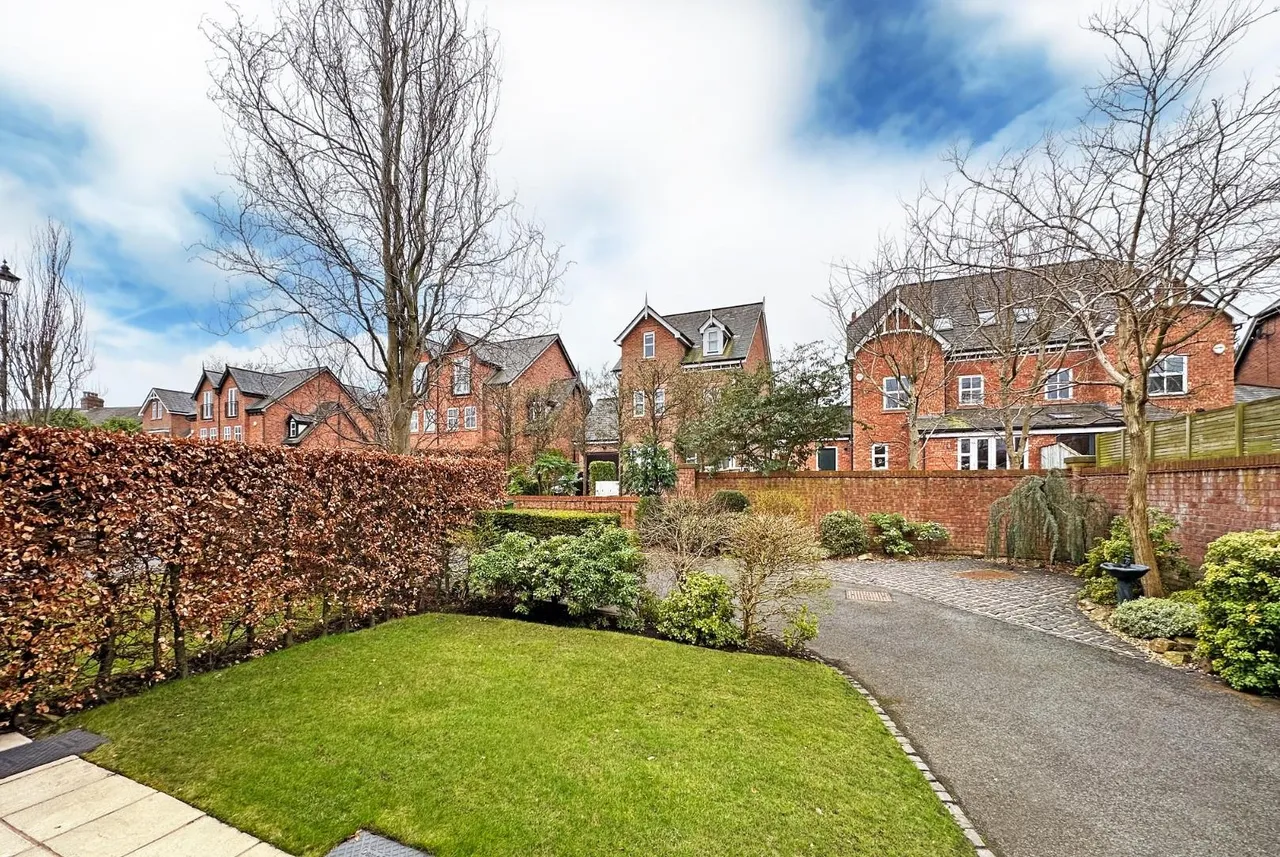 Charlotte Place, Hale, Cheshire WA15 8WR, photo 31