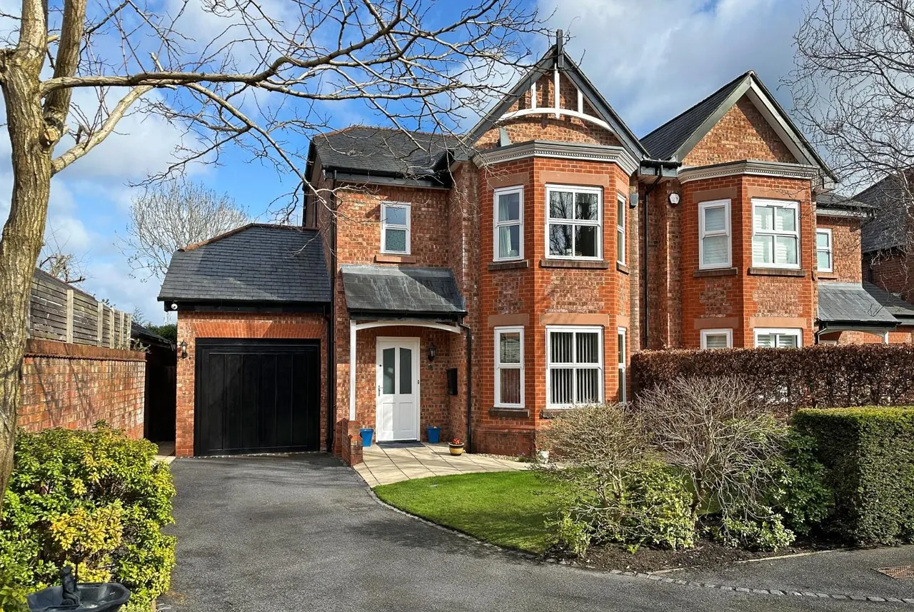 4 bed house for sale — Charlotte Place, Hale, Cheshire WA15 8WR