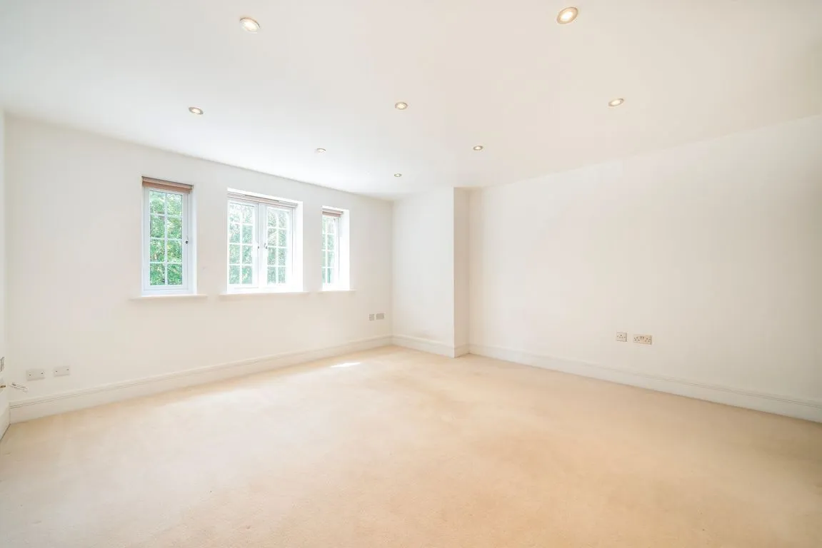 Sheerwater Road, Addlestone, KT15, photo 2