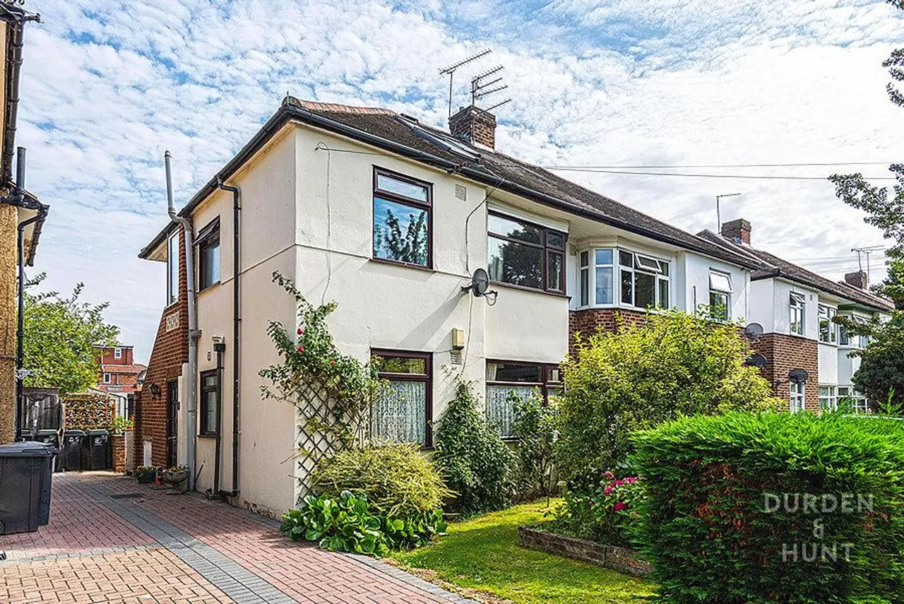 2 bed flat for sale, Cheltenham Gardens, Loughton, IG10