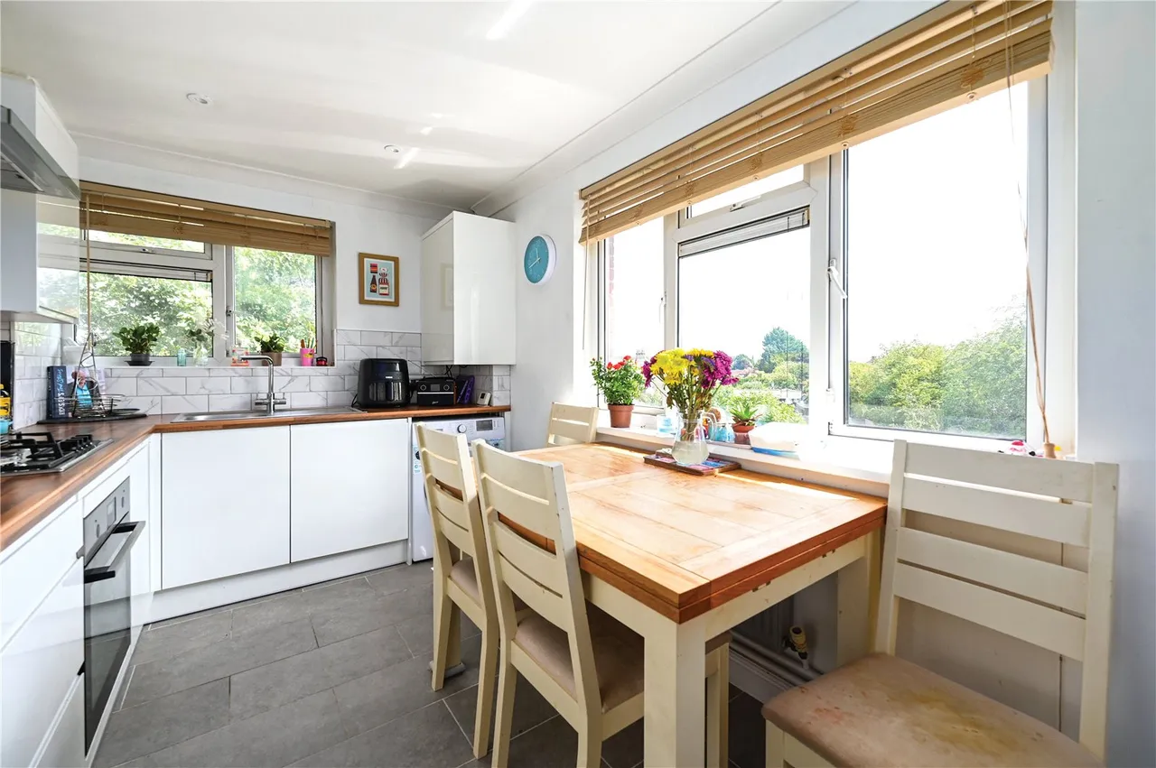 Shawfield Road, Ash, Guildford, Surrey, GU12 6PG, photo 2