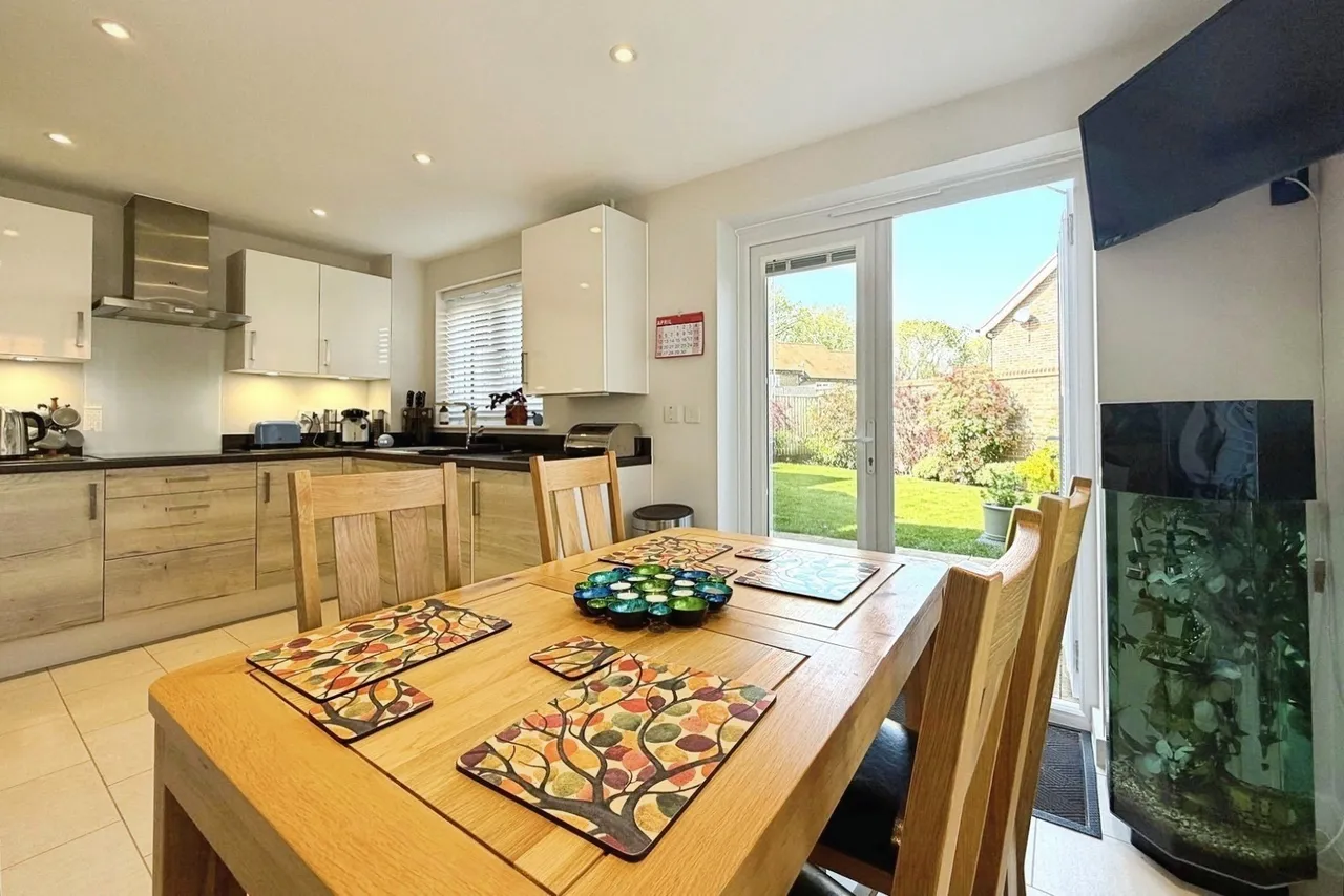 Deepford Crescent, Hook, Hampshire, RG27 9YU, photo 4