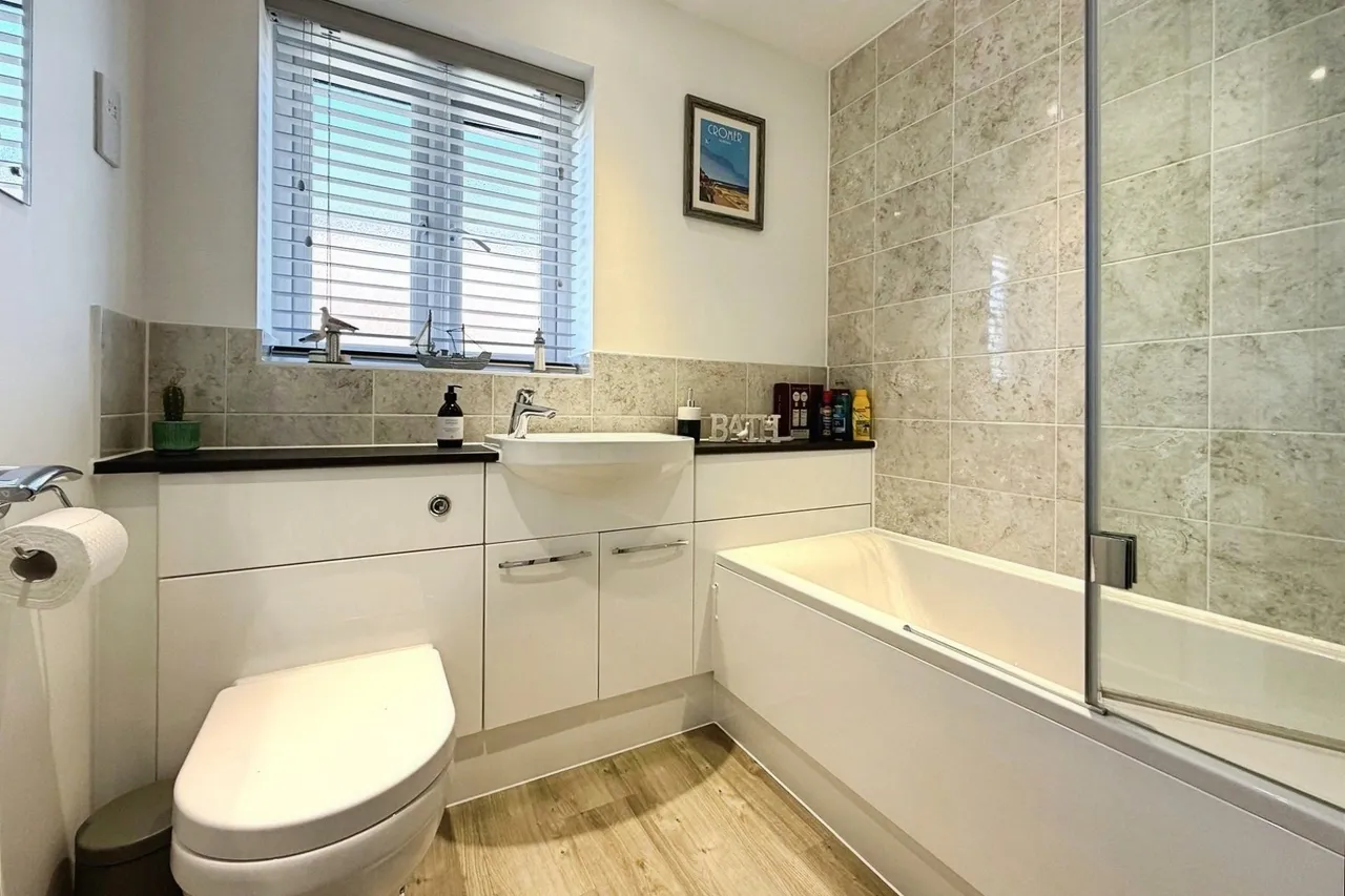 Deepford Crescent, Hook, Hampshire, RG27 9YU, photo 8