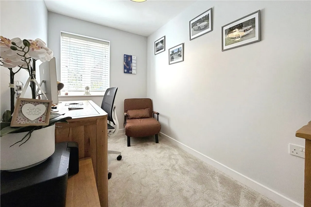 Deepford Crescent, Hook, Hampshire, RG27 9YU, photo 7