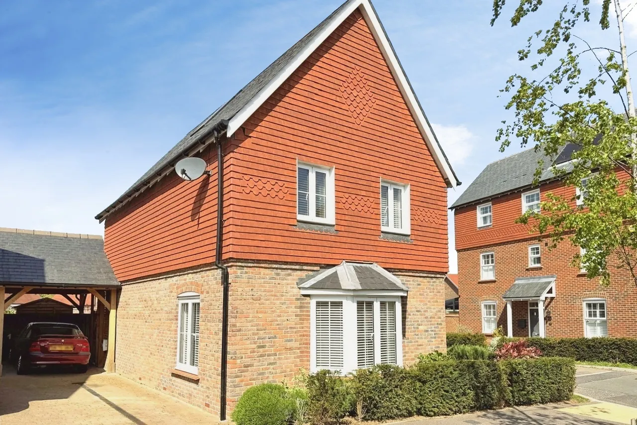 Deepford Crescent, Hook, Hampshire, RG27 9YU, photo 13