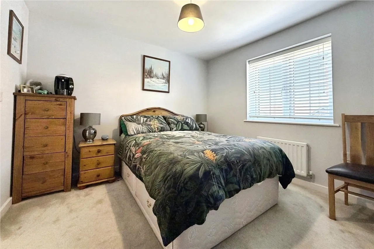 Deepford Crescent, Hook, Hampshire, RG27 9YU, photo 3