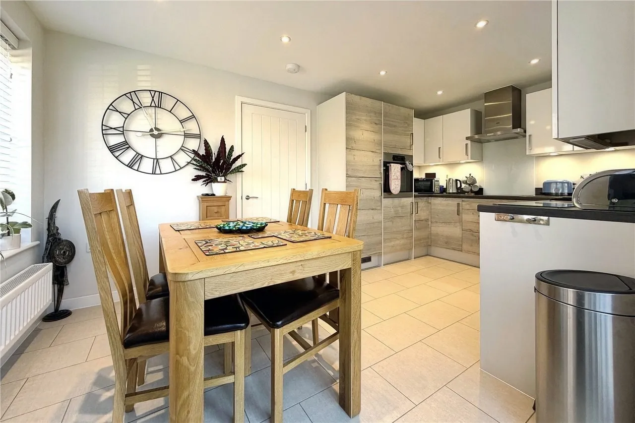 Deepford Crescent, Hook, Hampshire, RG27 9YU, photo 6