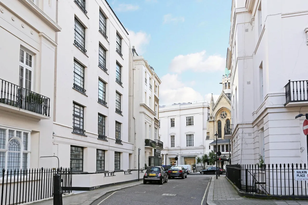 2 bed flat for sale, Halkin Place, Belgravia, SW1X