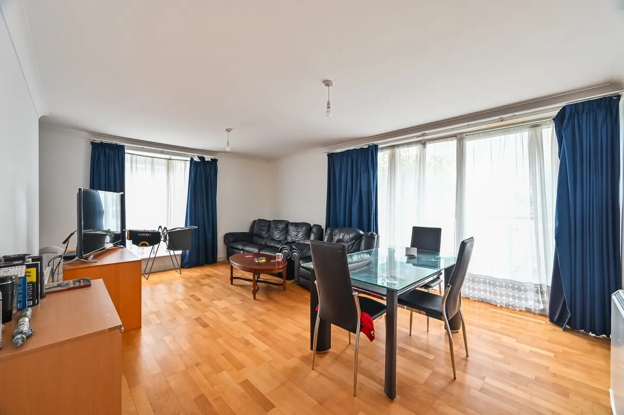 3 bed flat for sale — 186 Boardwalk Place, London