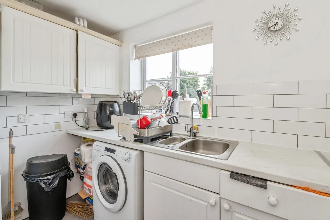 Sewell Close, Chafford Hundred, Grays, Essex, RM16, photo 3