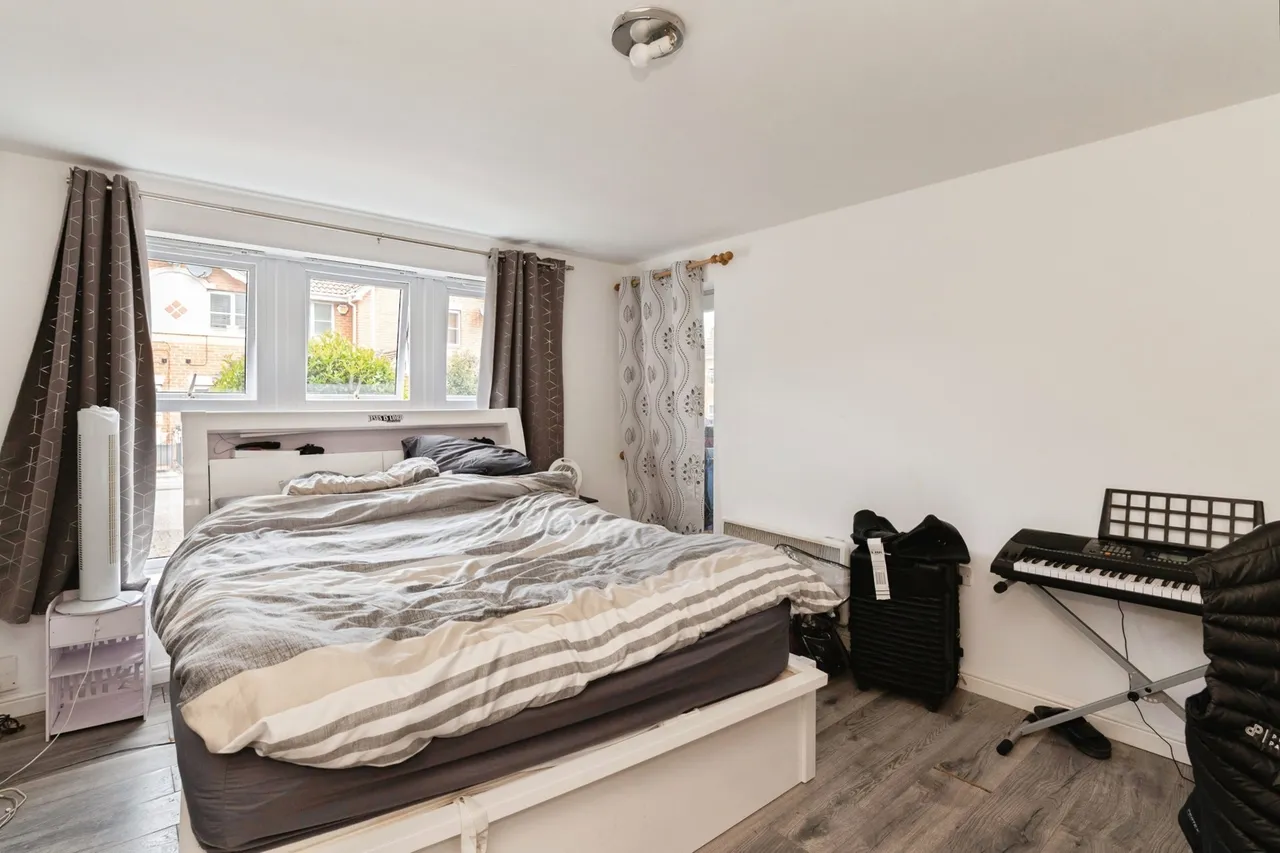Sewell Close, Chafford Hundred, Grays, Essex, RM16, photo 4