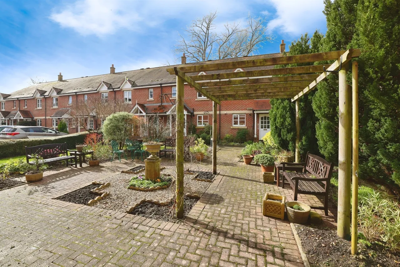 Archers Court, Salisbury, SP1, photo 9