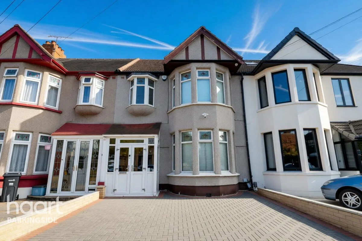 3 bed house for sale, Beechwood Gardens, Clayhall, IG5