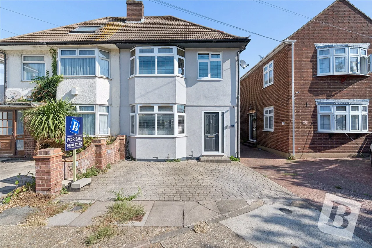 3 bed house for sale — Essex Close, Romford, RM7
