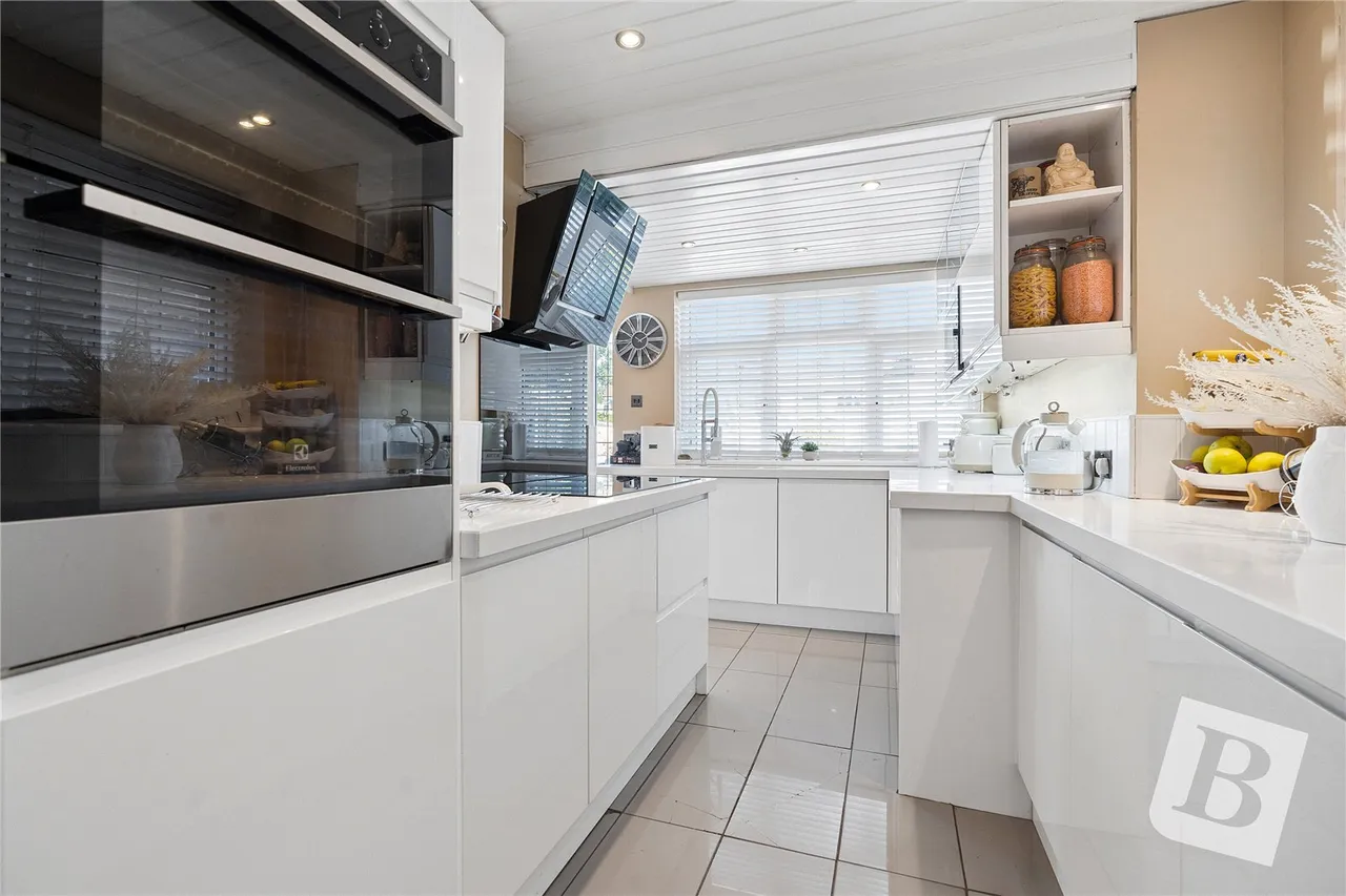 Essex Close, Romford, RM7, photo 2
