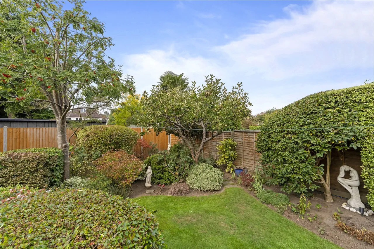 Saxonbury Avenue, Lower Sunbury, TW16 5EY, photo 12