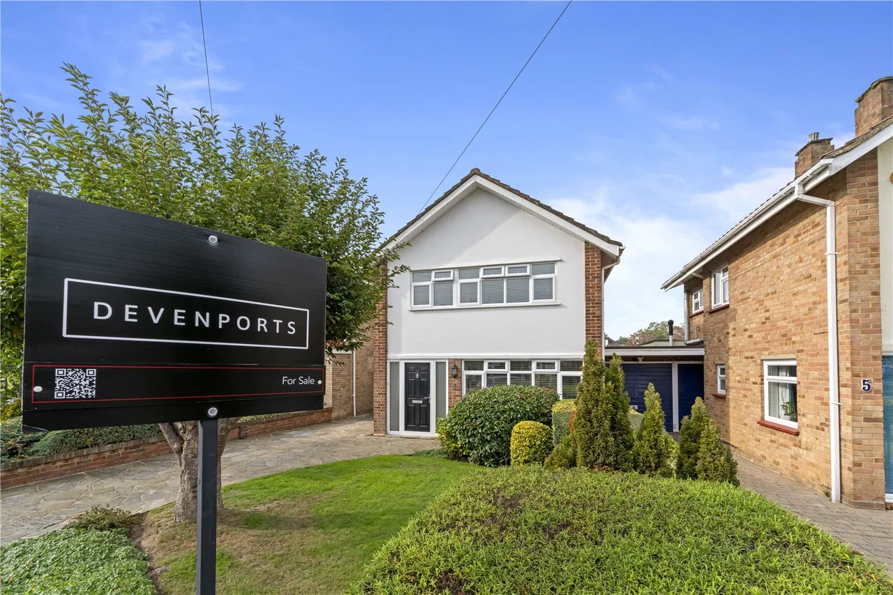 3 bed house for sale — Saxonbury Avenue, Lower Sunbury, TW16 5EY