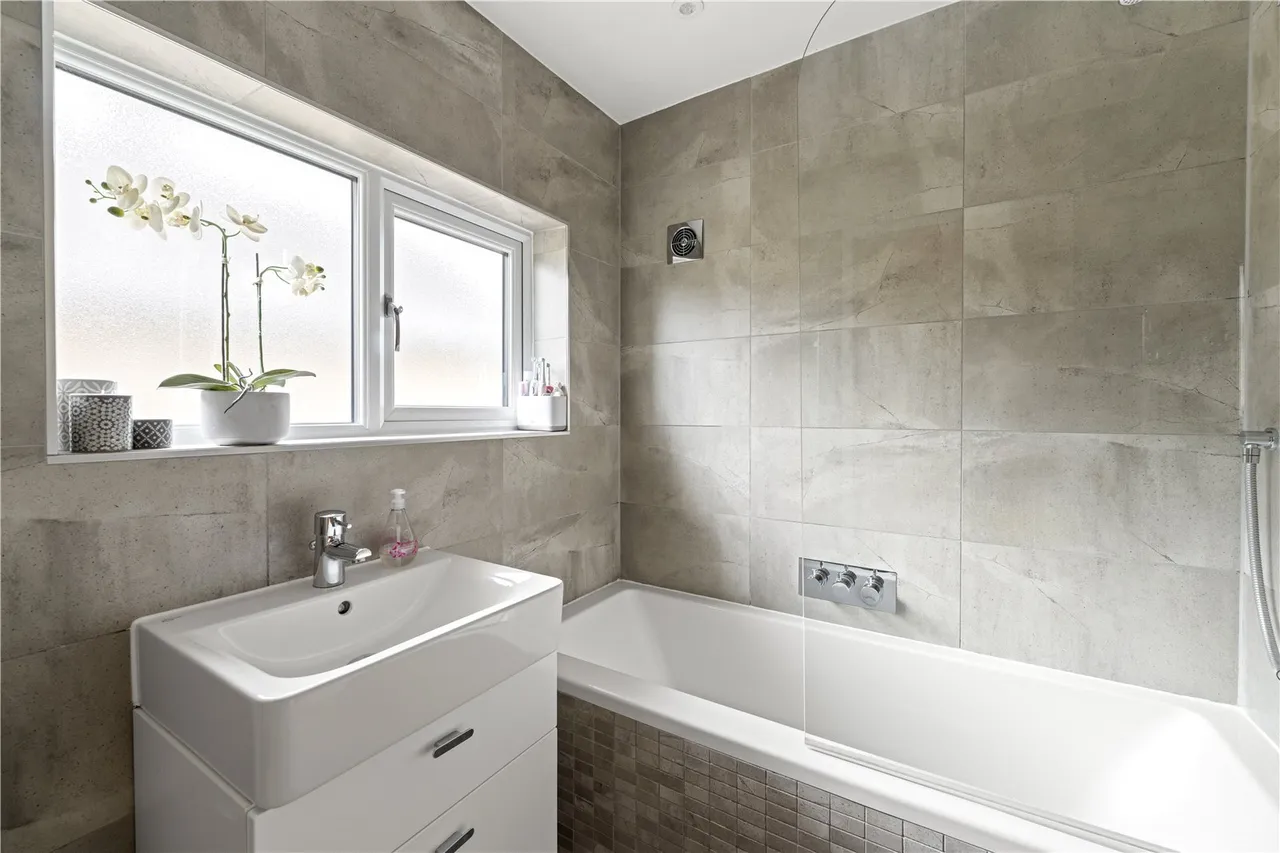 Saxonbury Avenue, Lower Sunbury, TW16 5EY, photo 10