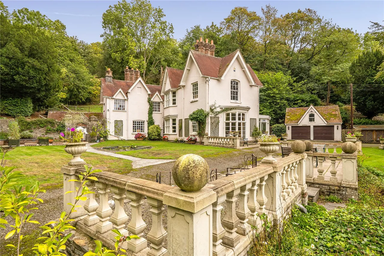 4 bed house for sale, Knighton, LD7
