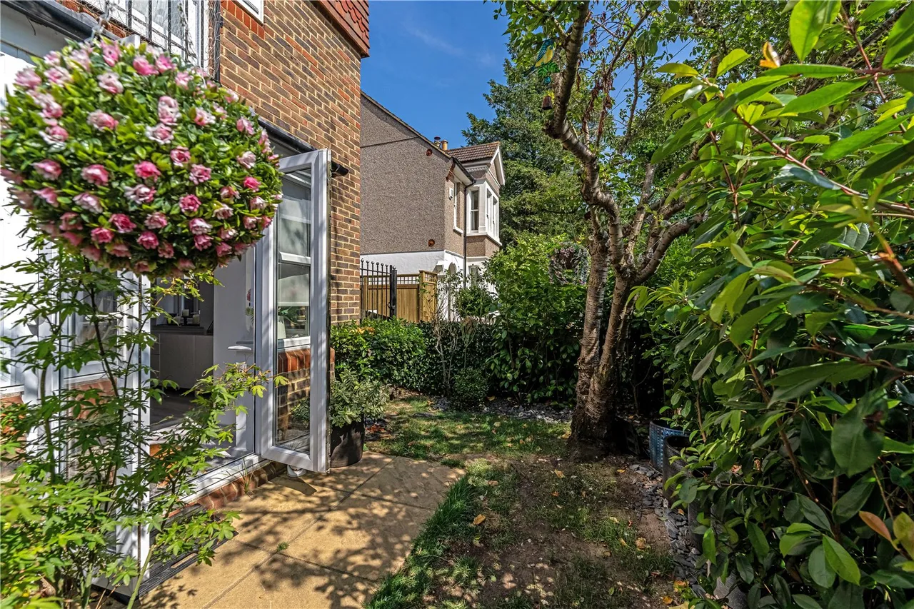 Holly Bush Lane, Hampton, TW12 2QW, photo 2