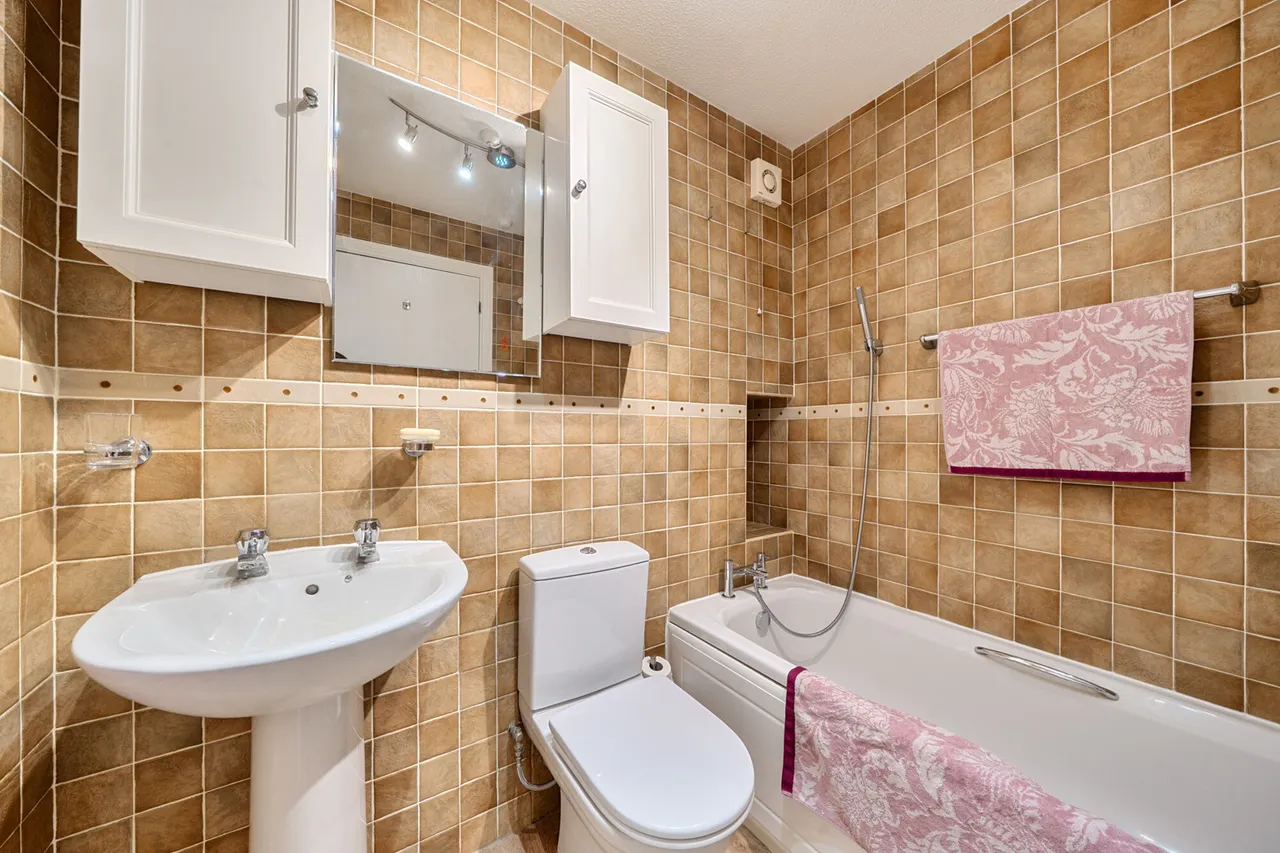 Windsor Close, Northwood, HA6, photo 9