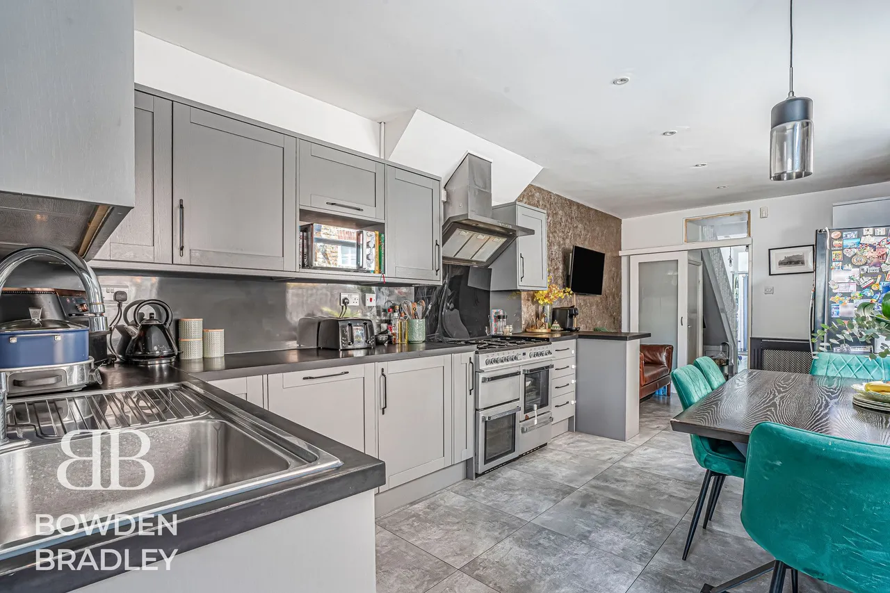 Chigwell Road, Woodford Green, IG8, photo 4
