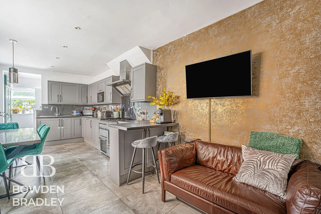 Chigwell Road, Woodford Green, IG8, photo 11