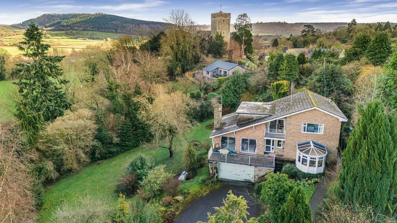5 bed house for sale — Detached with outbuilding and 3 acres, Wigmore, Leominster