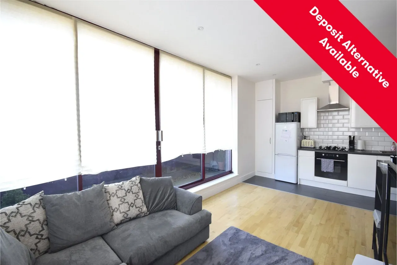2 bed flat to rent — Consort Way, Surrey, RH6 7AF