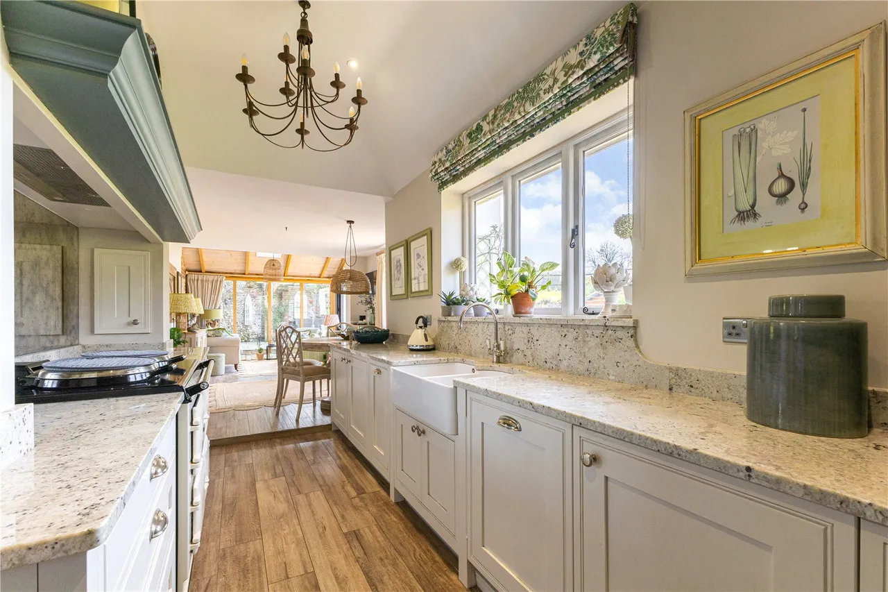 An Immaculate Village Residence in the Heart of the Tarrant Valley, photo 10